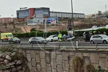 Tres heridos en un accidente múltiple con vuelco en la GC-1 a su paso por Telde/TA.